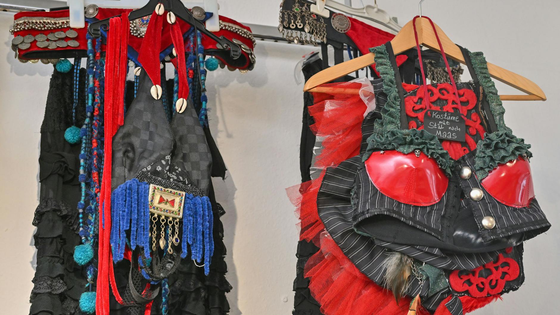 Im Atelier der Künstlerin Safak Yüreklik hängen verschiedene Kostüme.