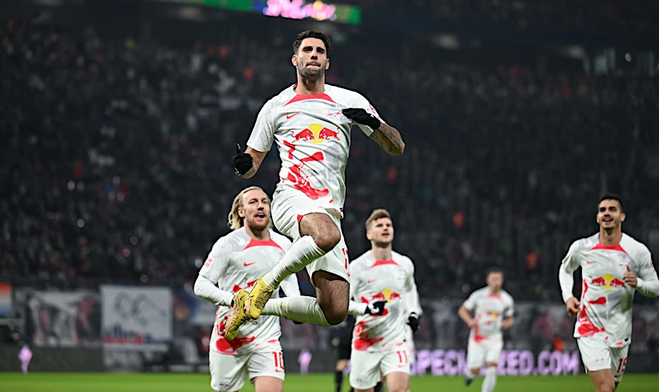 Leipzigs Dominik Szoboszlai (2.v.l.) hat soeben zum 2:0 gegen Stuttgart getroffen und jubelt.  