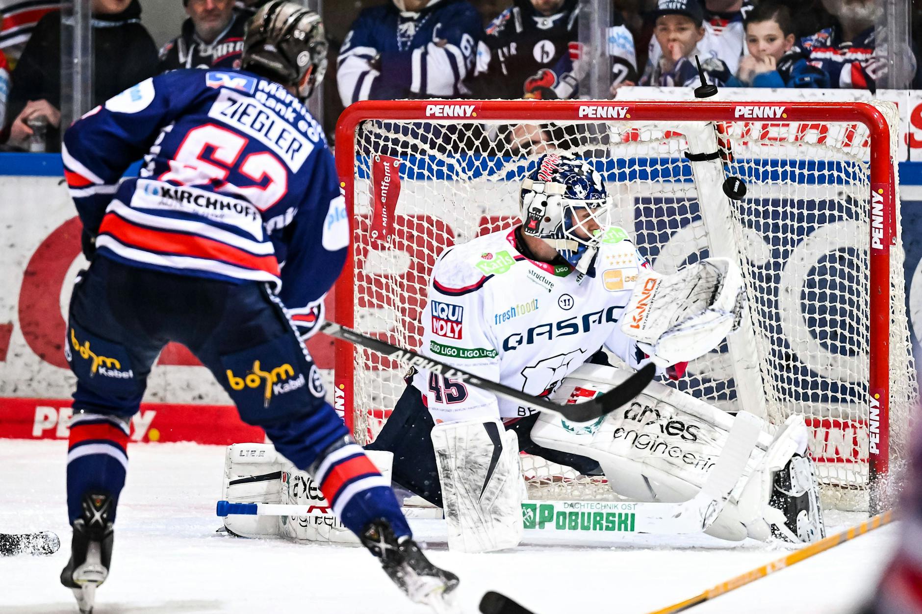Da ist das Spiel schon im Eimer: Ex-Eisbär Sven Ziegler trifft für Iserlohn zum 2:0 gegen Eisbären-Goalie Tobias Ancicka.