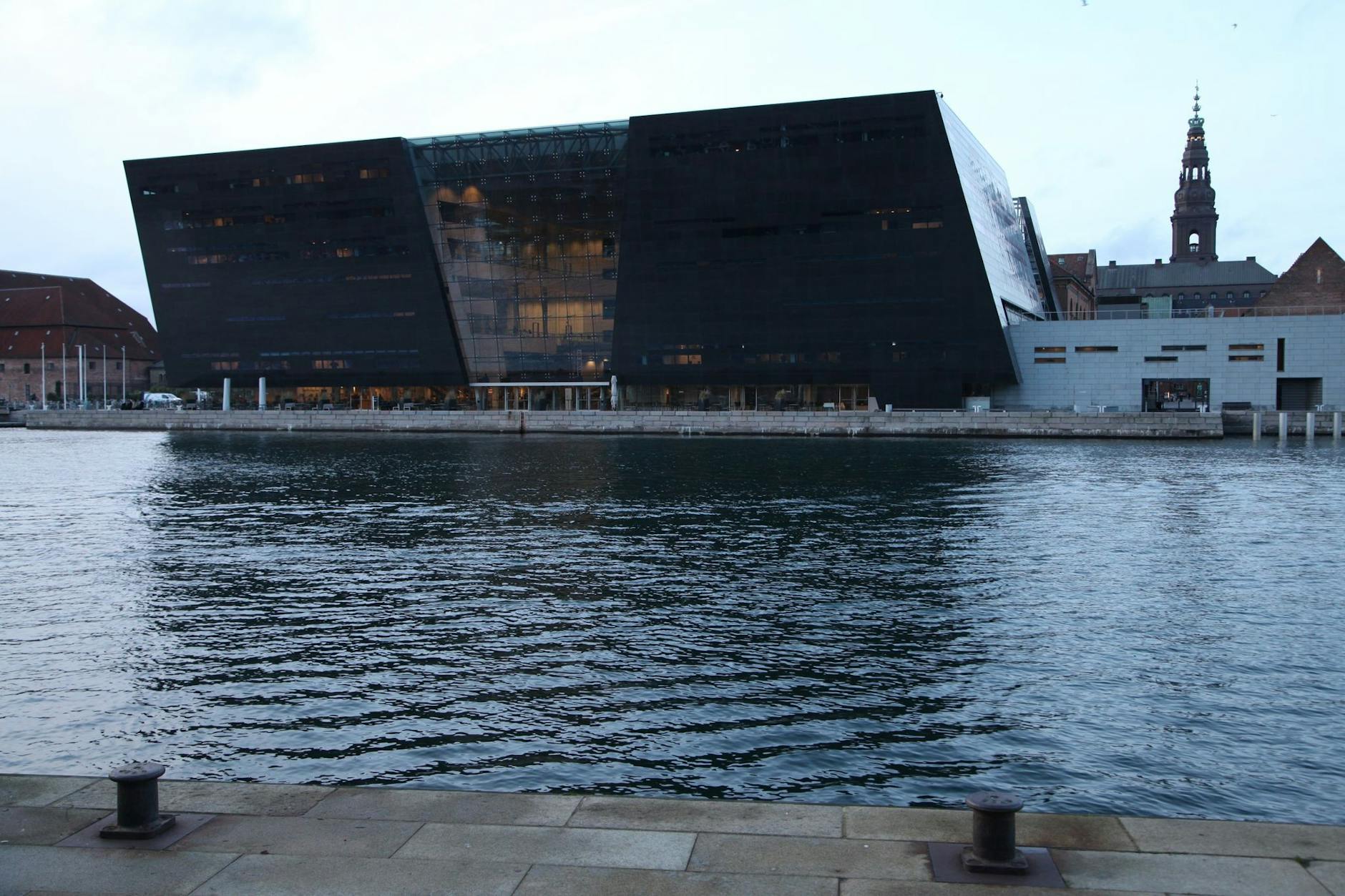«Der Schwarze Diamant» wurde von dem dänischen Architekturbüro Schmidt Hammer Lassen entworfen.
