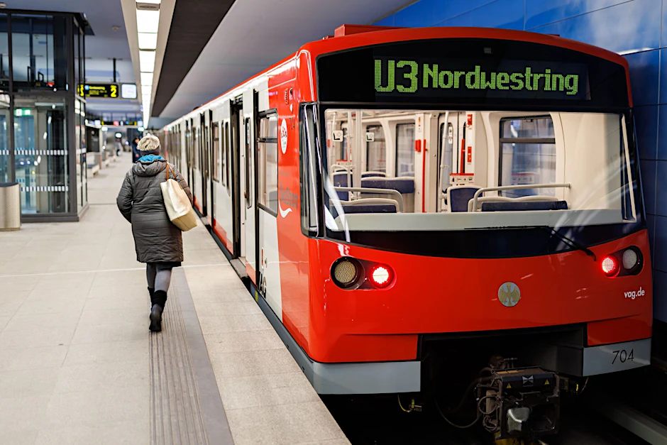 Der Trend der Zukunft: eine vollautomatische U-Bahn am U-Bahnhof Großreuth in Nürnberg.  