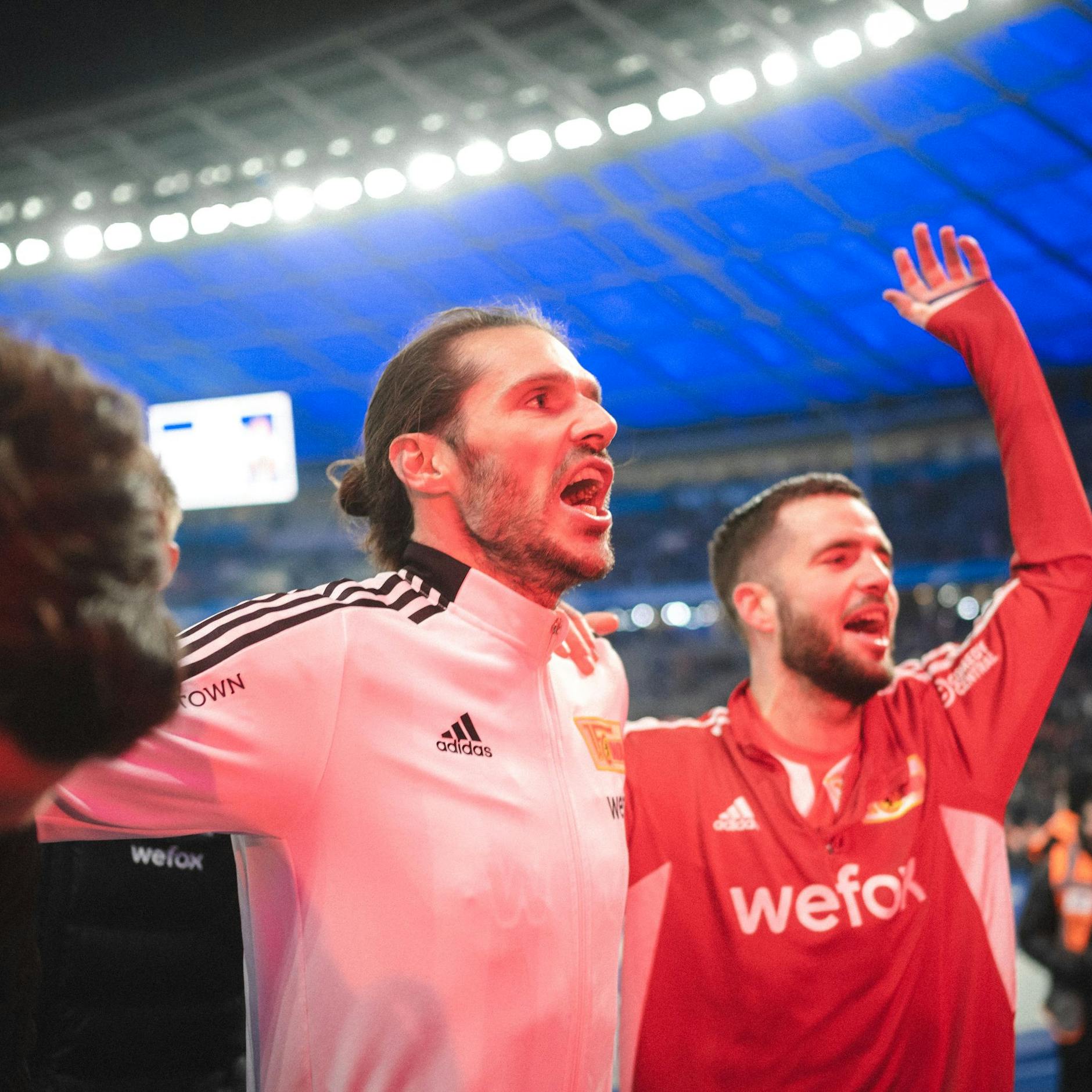 Die Unionspieler Christopher Trimmel und Niko Gießelmann feiern den erneuten Triumph in der Stadtmeisterschaft.