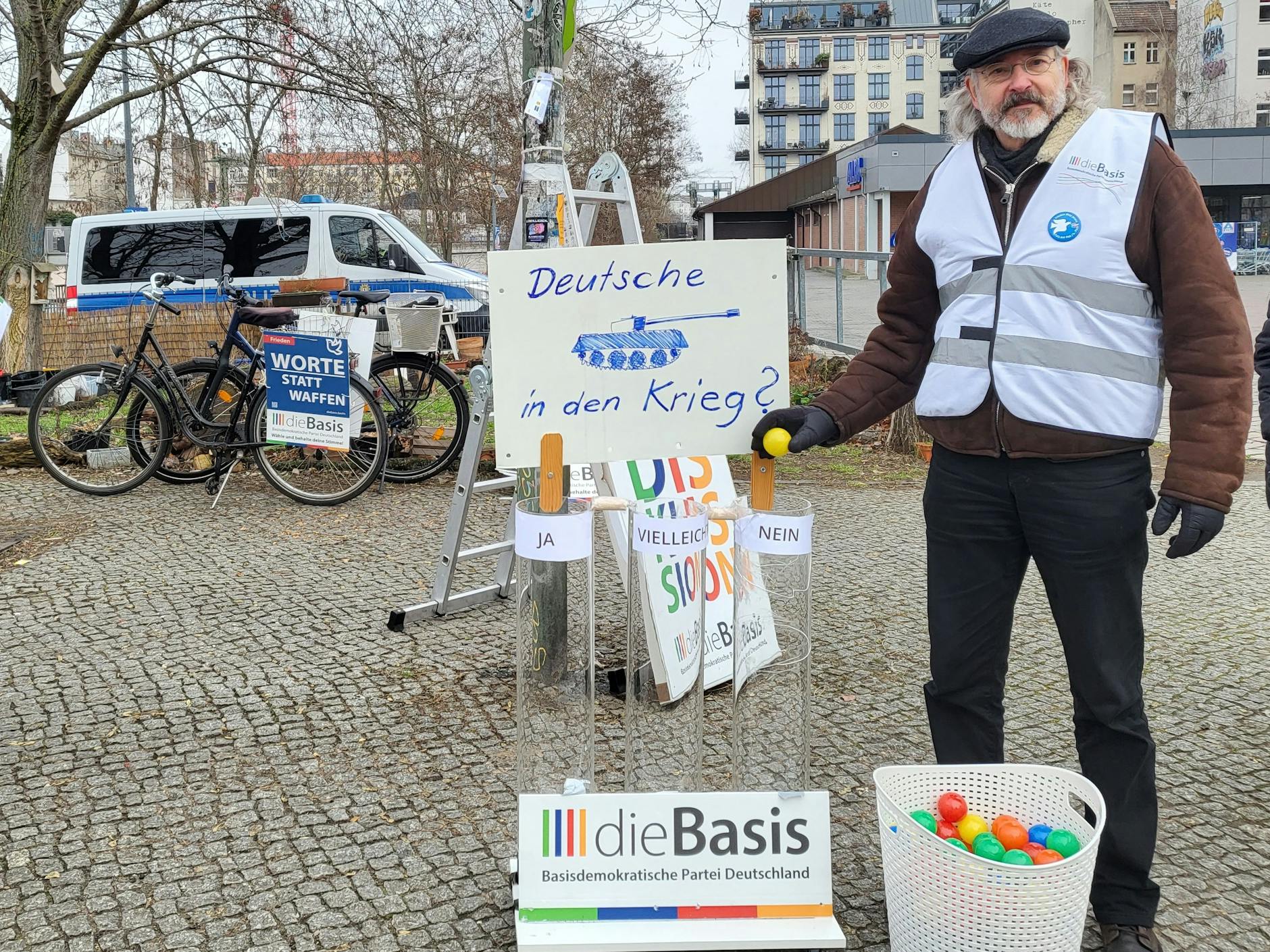 Dieter Bonitz, Die Basis, am „Abstimmungsballomat“. Die Partei protestierte am Sonntag gegen Ausgrenzung. 