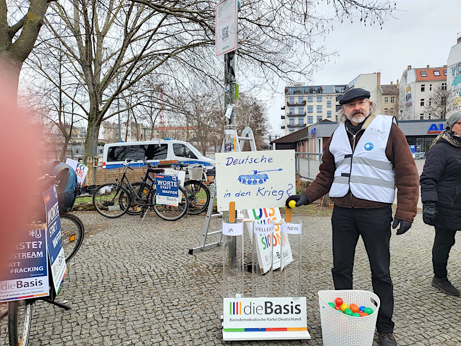 Dieter Bonitz, Die Basis, am „Abstimmungsballomat“. Die Partei protestierte am Sonntag gegen Ausgrenzung.&nbsp;
