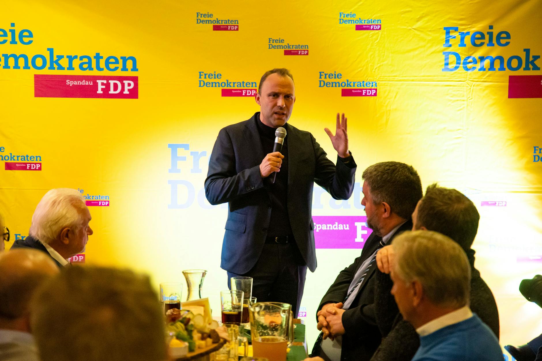 Sebastian Czaja beim Wahlkampftermin der FDP in der Brauerei Spandau.