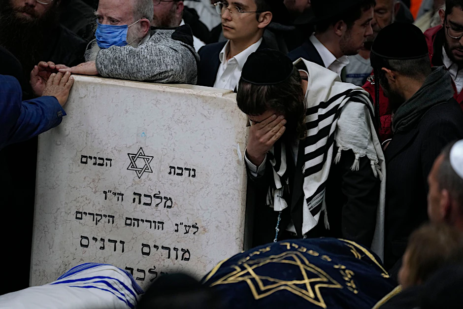 Trauernde versammeln sich um die Leichen des israelischen Ehepaars Eli und Natalie Mizrahi während ihrer Beerdigung auf dem Friedhof in Beit Schemesch am frühen Sonntag. Am Freitag eröffnete ein bewaffneter Palästinenser vor einer Synagoge im Osten Jerusalems das Feuer und tötete das Ehepaar und fünf weitere Personen, darunter eine 70-jährige Frau. Drei weitere Personen wurden verletzt, bevor der Schütze von der Polizei erschossen wurde, so die Behörden. Es war der tödlichste Angriff auf Israelis seit 2008.