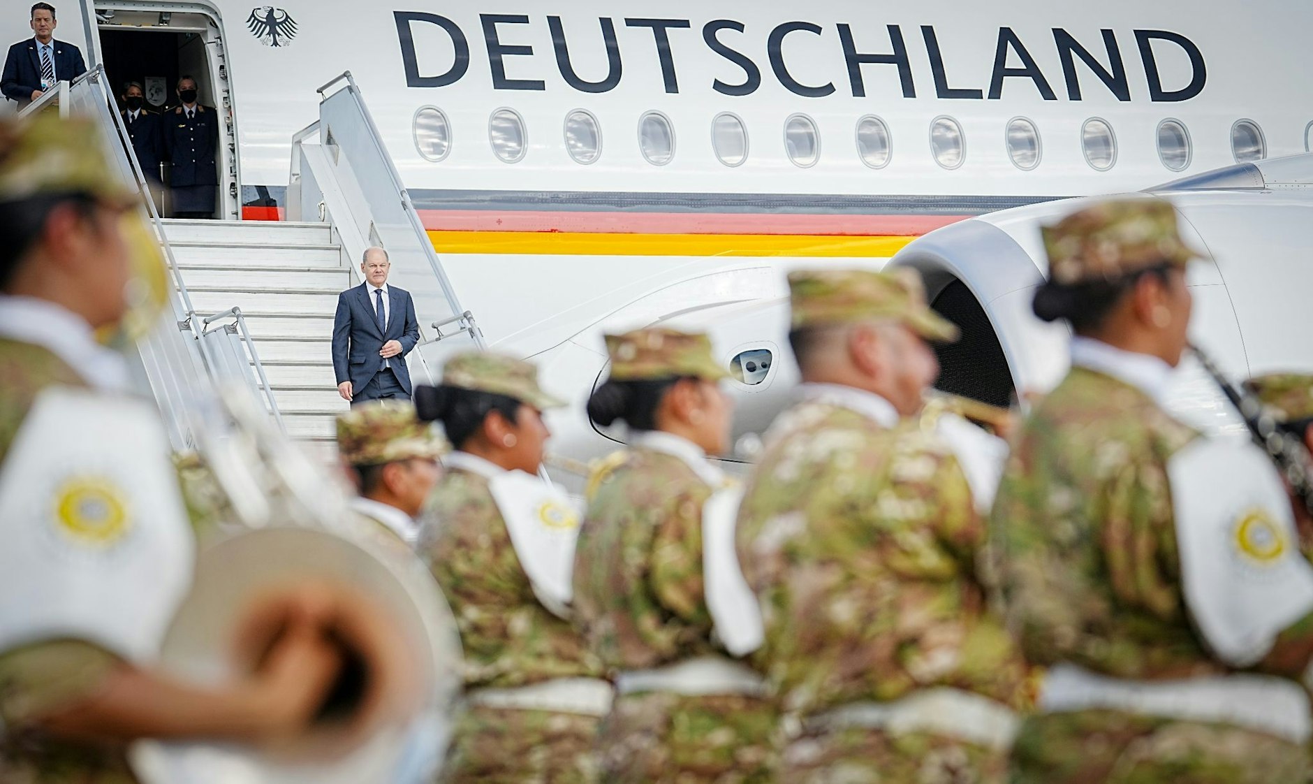 Bundeskanzler Olaf Scholz (SPD) landet in Argentiniens Hauptstadt Buenos Aires. Auf seiner Lateinamerika-Reise stehen außerdem Chile und Brasilien auf dem Programm. Ziel ist es, die Zusammenarbeit im Wettbewerb mit Russland und China zu stärken.  