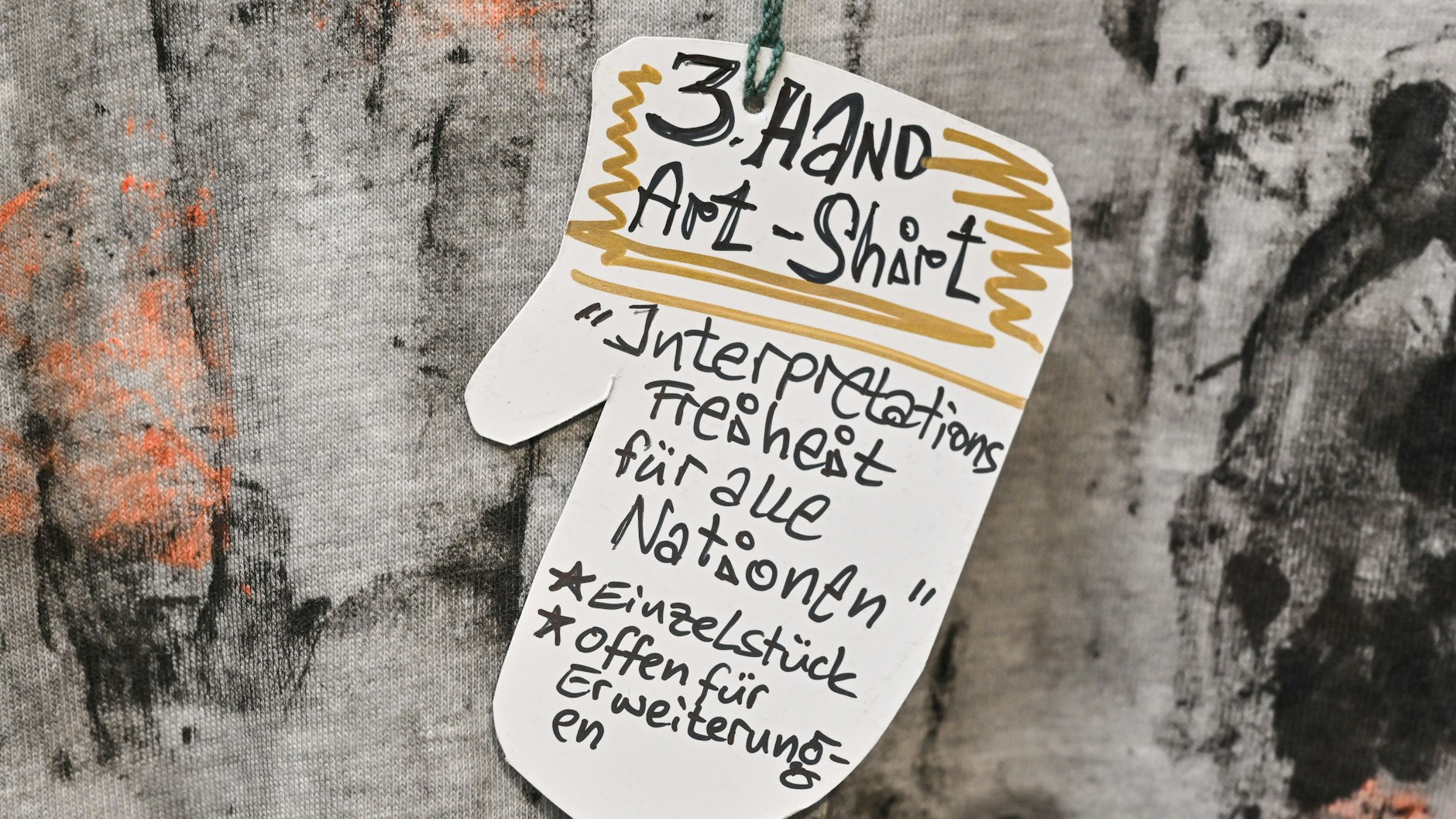 Hier ist ein umgestaltetes T-Shirt zu sehen.