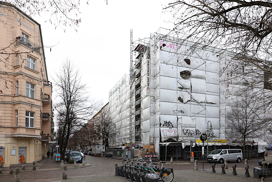 Das Mietshaus Raumerstraße/Schliemannstraße steht wegen Sanierung seit Jahren leer.