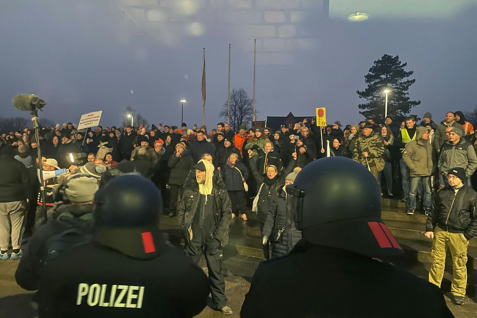 Bei einer Versammlung gegen die Einrichtung einer Flüchtlingsunterkunft in Mecklenburg-Vorpommern kommt es zu tumultartigen Szenen. 