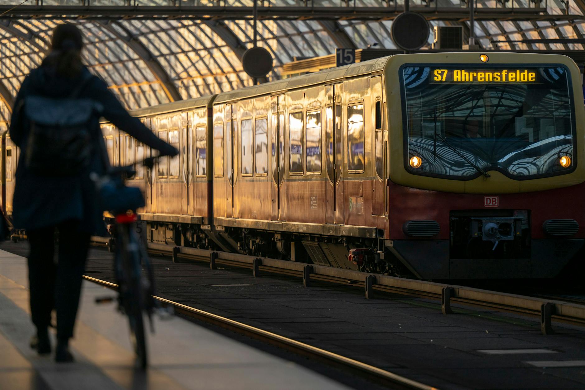 Eine Frau schiebt ihr Fahrrad über einen Bahnsteig am Berliner Hauptbahnhof, während im Hintergrund eine S-Bahn der Linie S7 nach Ahrensfelde in den Bahnhof einfährt. Die Zahl der Messerübergriffe in Zügen und an Bahnhöfen hat sich verdoppelt.