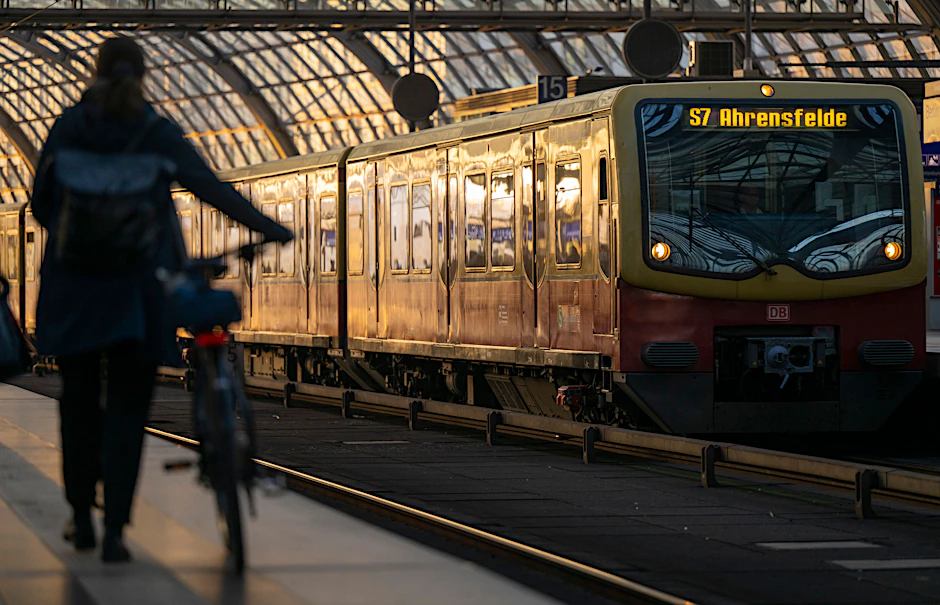 Eine Frau schiebt ihr Fahrrad über einen Bahnsteig am Berliner Hauptbahnhof, während im Hintergrund eine S-Bahn der Linie S7 nach Ahrensfelde in den Bahnhof einfährt. Die Zahl&nbsp;der Messerübergriffe in Zügen und an Bahnhöfen hat sich verdoppelt.