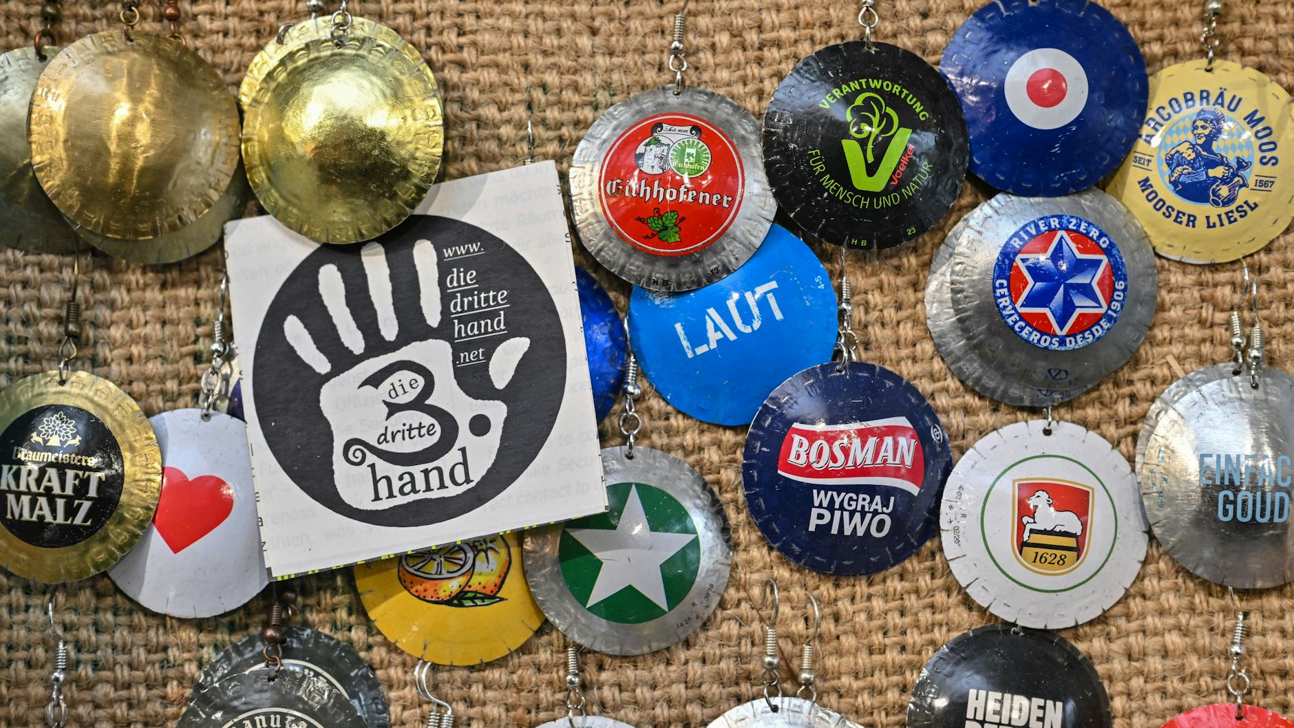 So sehen die Ohrringe aus Kronkorken aus.