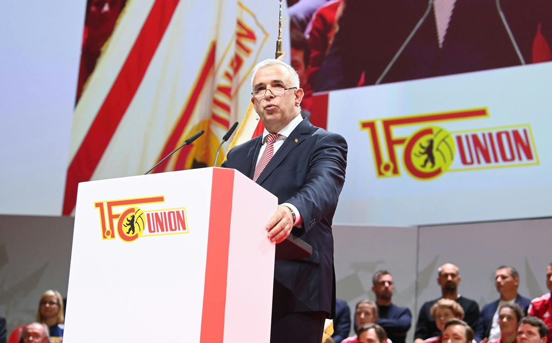 ARCHIV - Union-Präsident Dirk Zingler spricht.