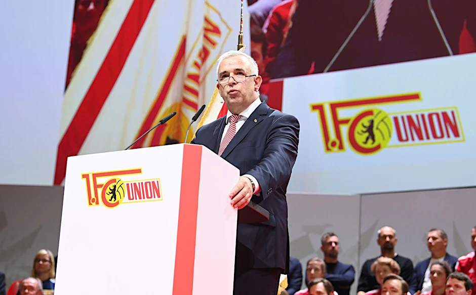 ARCHIV - Union-Präsident Dirk Zingler spricht.  