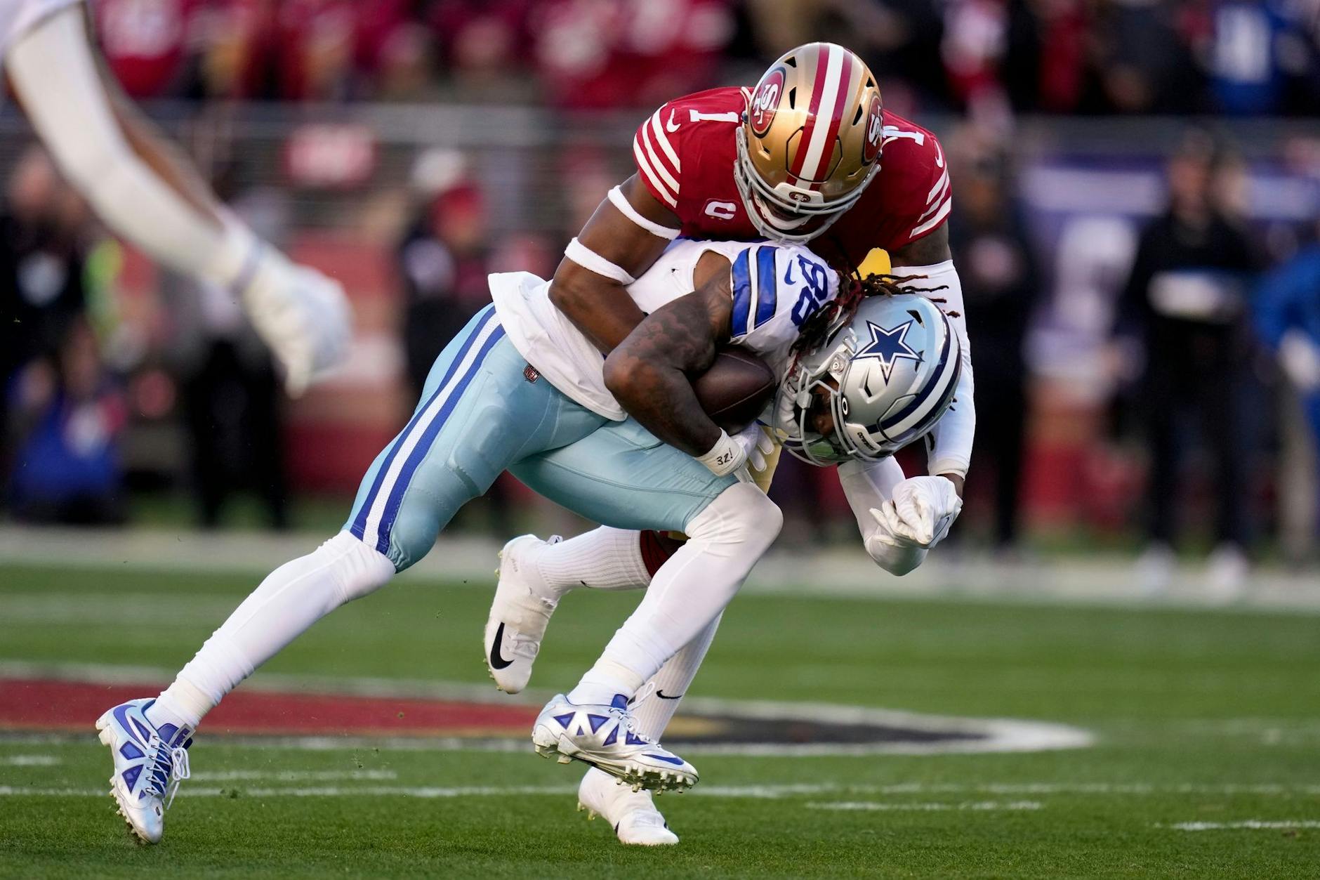 CeeDee Lamb, Wide Receiver der Dallas Cowboys, wird von Jimmie Ward, Cornerback der San Francisco 49ers, angegriffen.