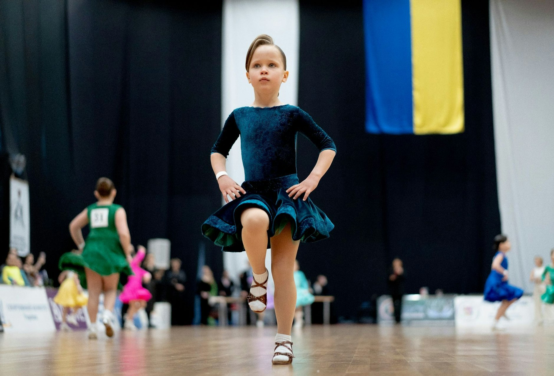 Ein wenig Normalität inmitten des russischen Angriffskriegs: Die siebenjährige Alice tritt bei einem Tanzfestival in Kiew auf.  