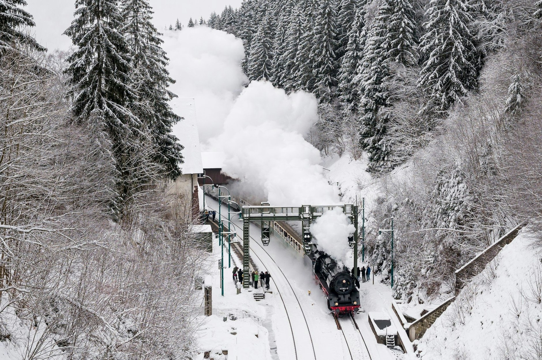Die Dampfeisenbahn «Rodelblitz» fährt auf der Strecke von Eisenach nach Arnstadt durch den ehemaligen Bahnhof Oberhof. Die Nostalgiefahrten werden von dem Verein IGE Werrabahn organisiert und erfreuen sich großer Beliebtheit.  