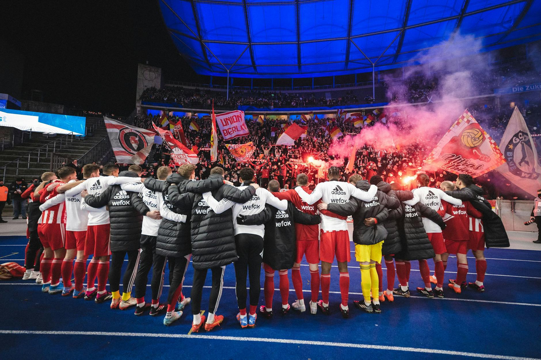 Die Spieler des 1. FC Union feiern vor ihren Fans in der Kurve des Marathontors Derbysieg Nummer fünf in Folge.