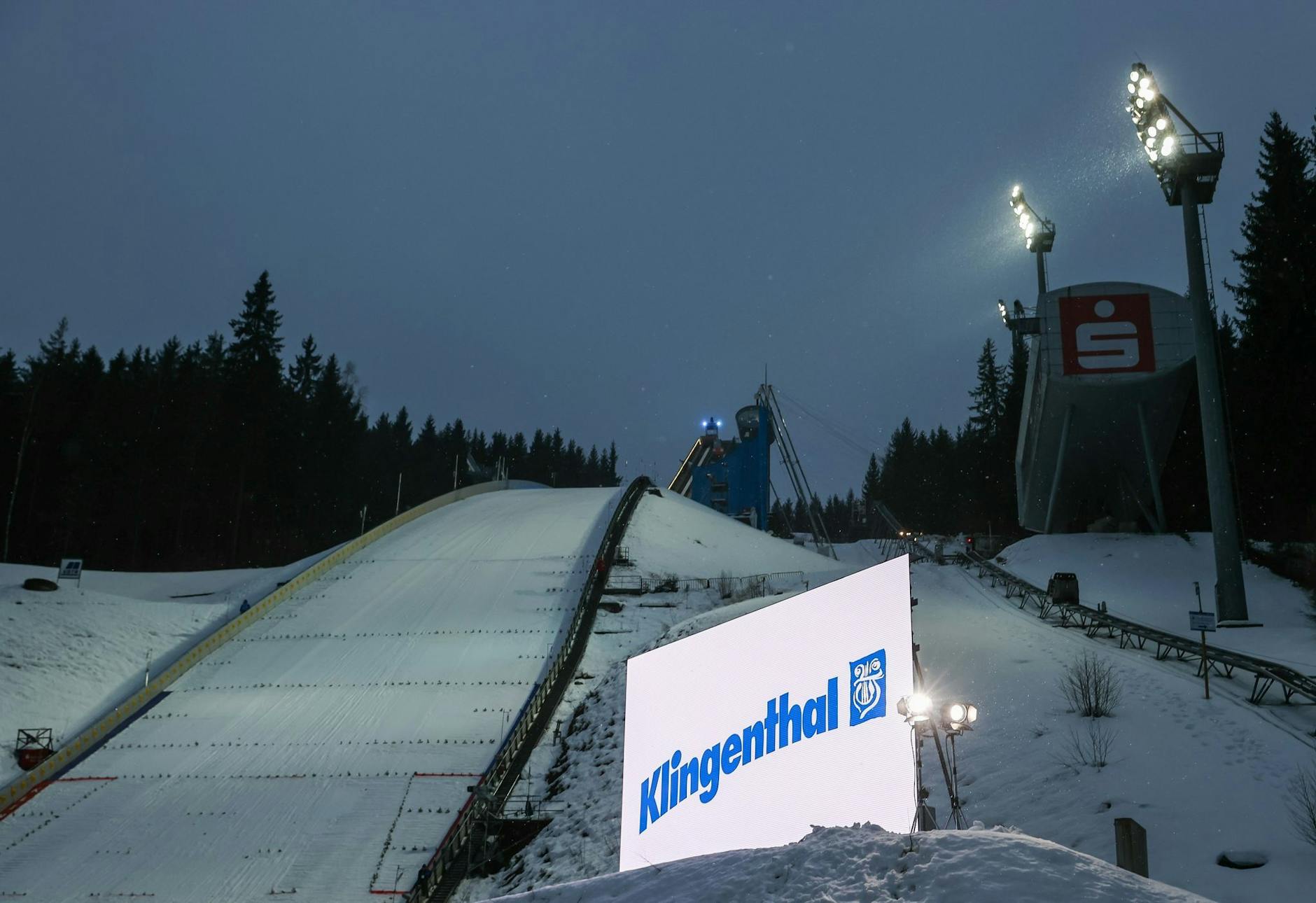 ARCHIV - Bild aus schneereicheren Tagen: Der Weltcup der Nordischen Kombinierer in Klingenthal wurde abgesagt.