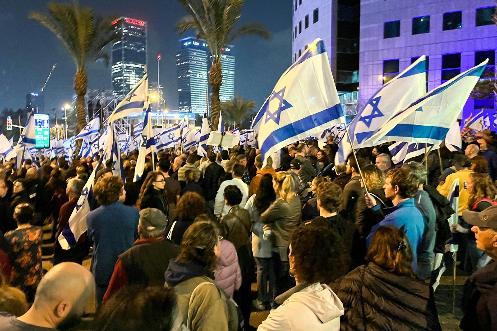 In Tel Aviv demonstrierten am Samstag 40.000 Menschen gegen die geplante Justizreform.