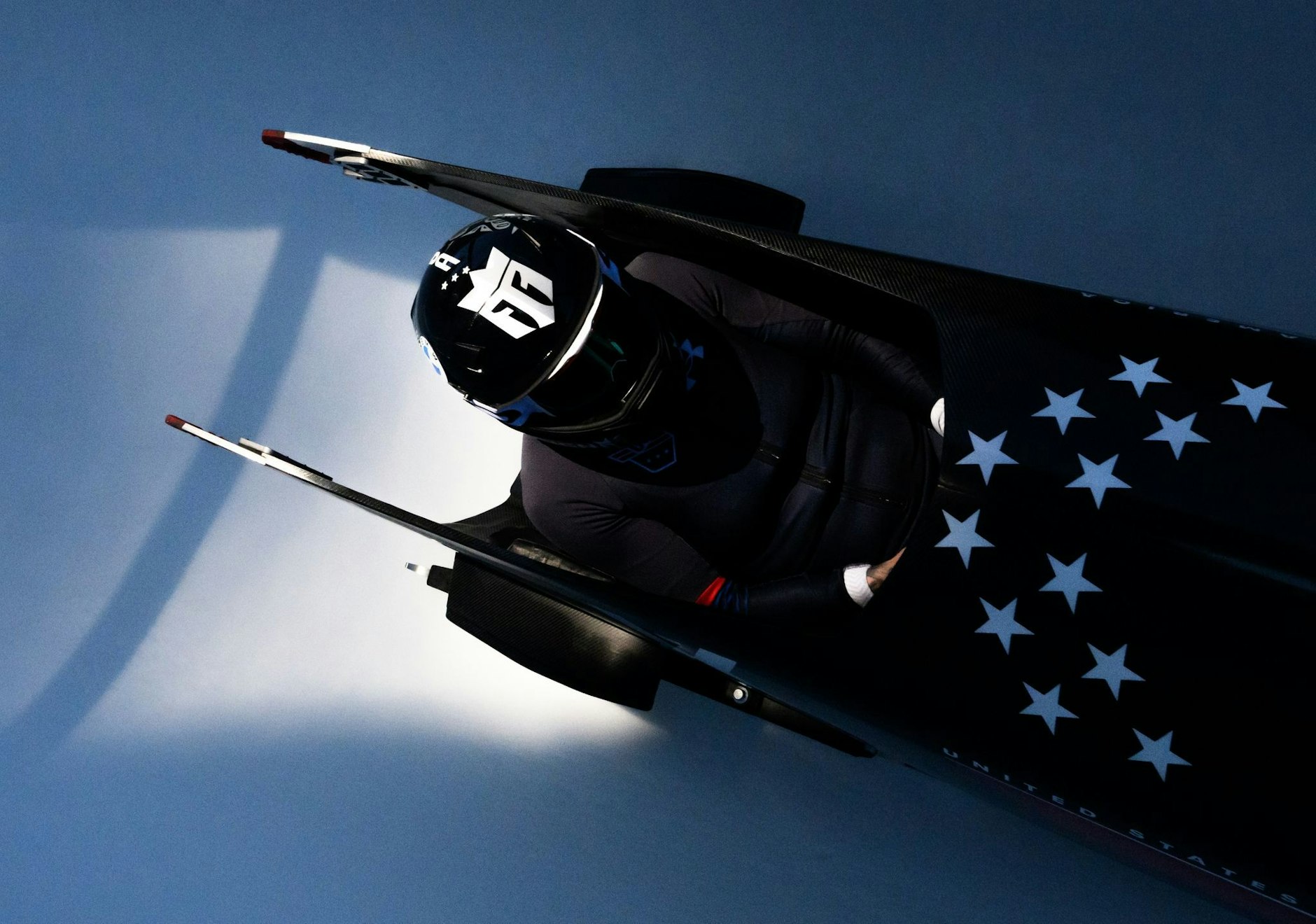 Bei der Monobob-Weltmeisterschaft in St. Moritz rast Olympiasiegerin Kaillie Humphries aus den USA durch den Eiskanal.  