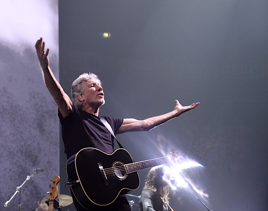 ARCHIV - Roger Waters bei einem Auftritt in Helsinki (2018). Um den Musiker aus Großbritannien ist eine Debatte entflammt.  