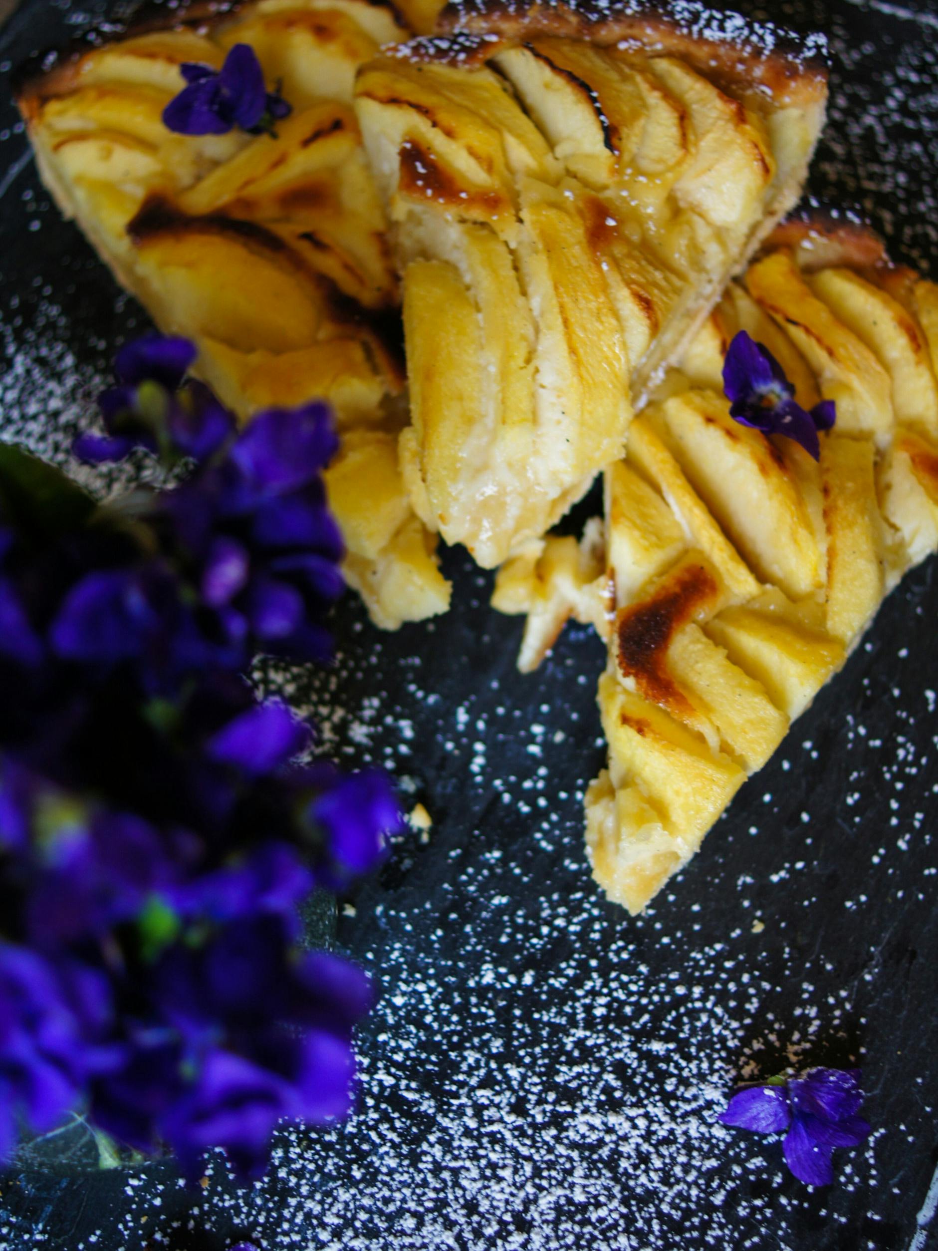 Sieht super aus, schmeckt köstlich: der französische Apfelkuchen.