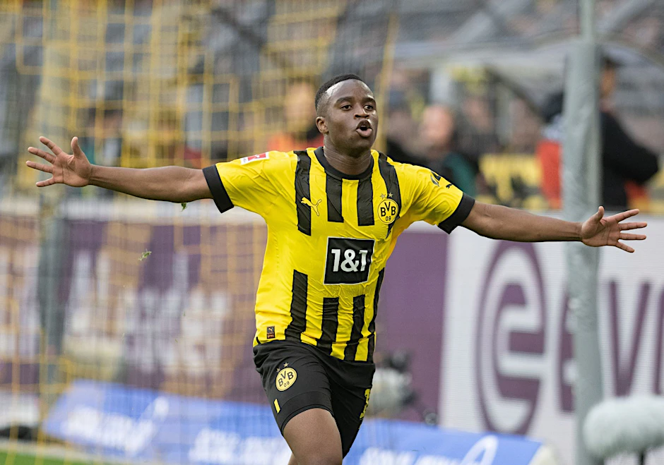 ARCHIV - Der BVB hatte unlängst den Vertrag mit Youssoufa Moukoko verlängert.  