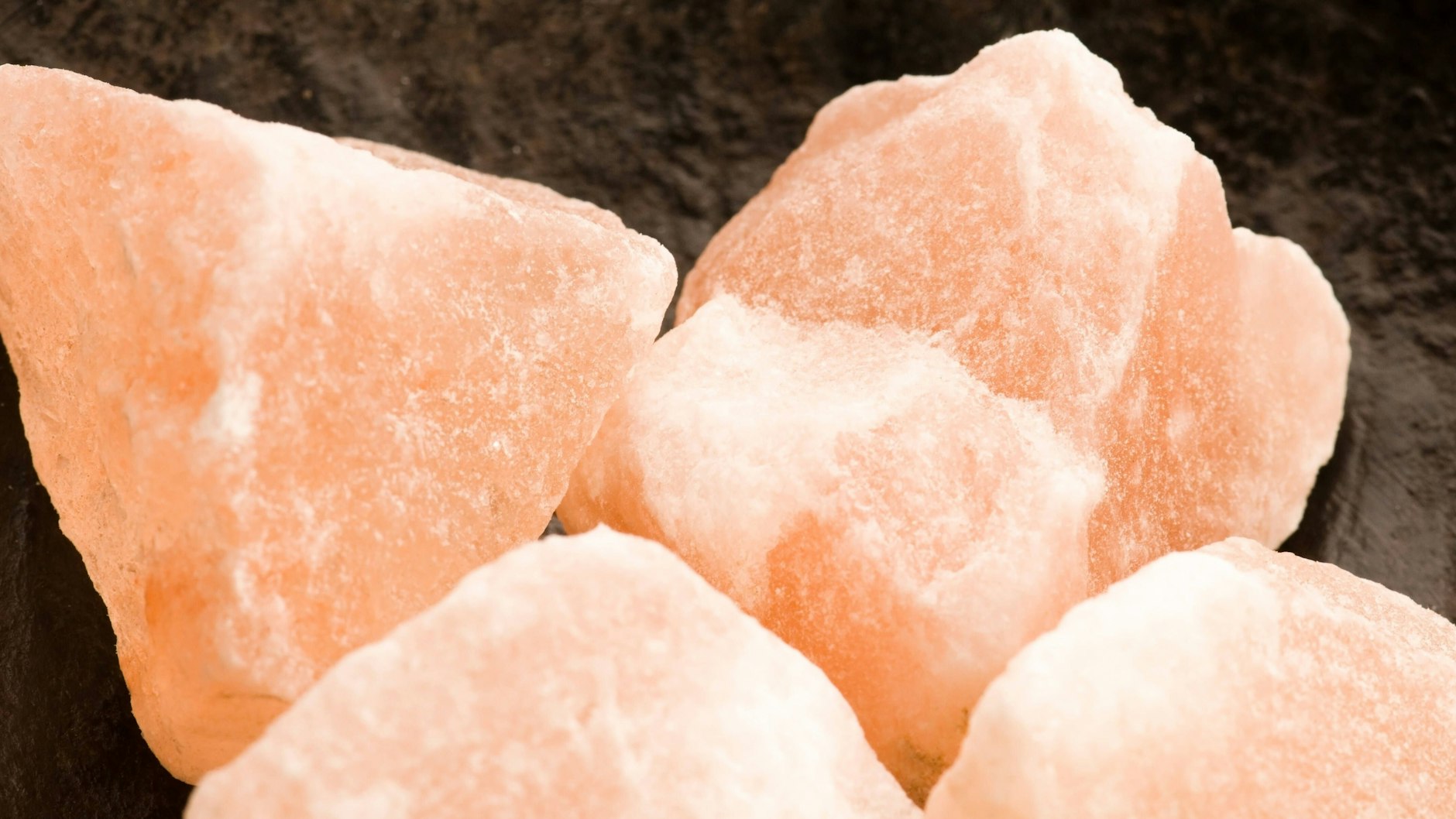 Pinkes Himalayasalz in großen Kristallen