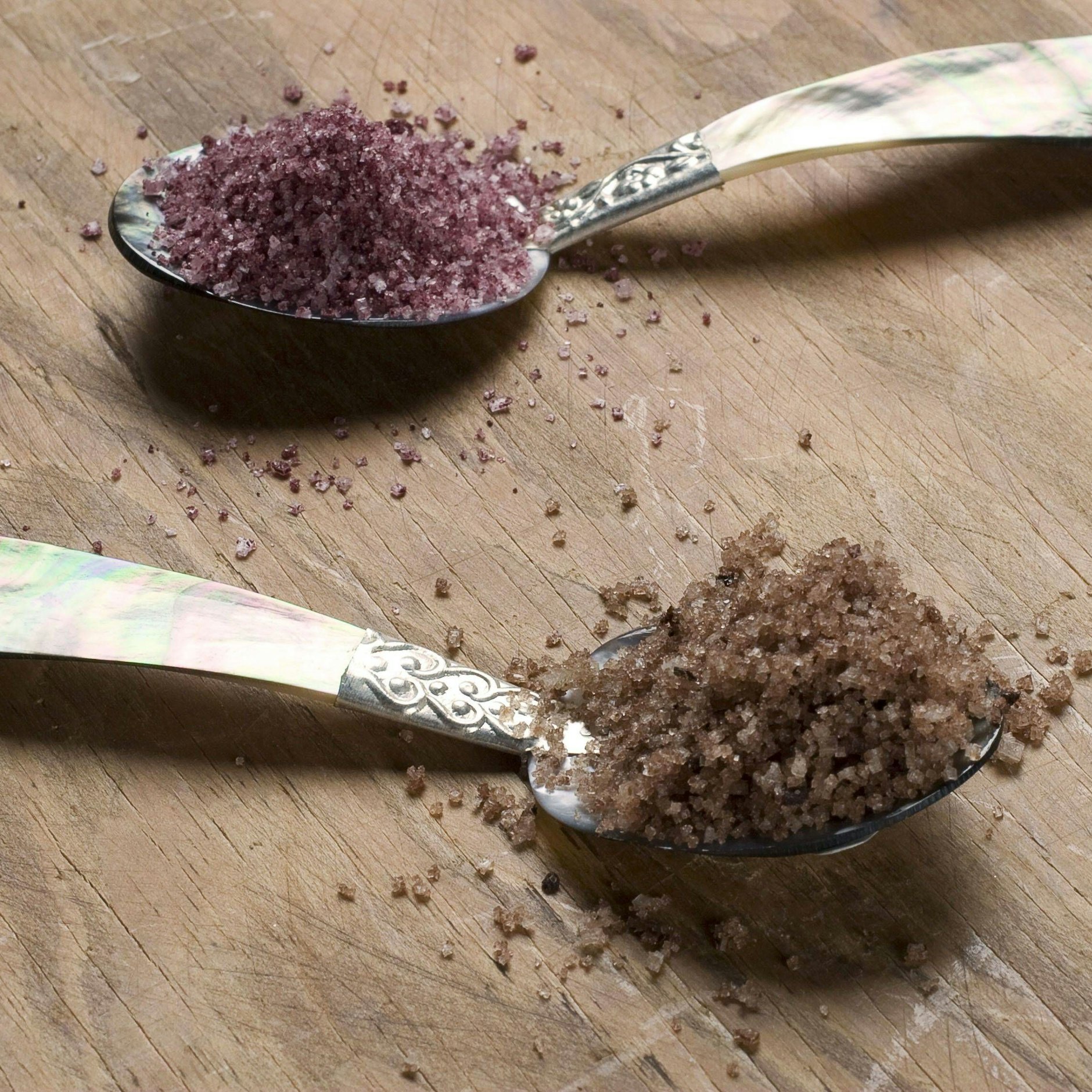 Salz wird beim Essen über die Geschmacksknospen der Zunge wahrgenommen.