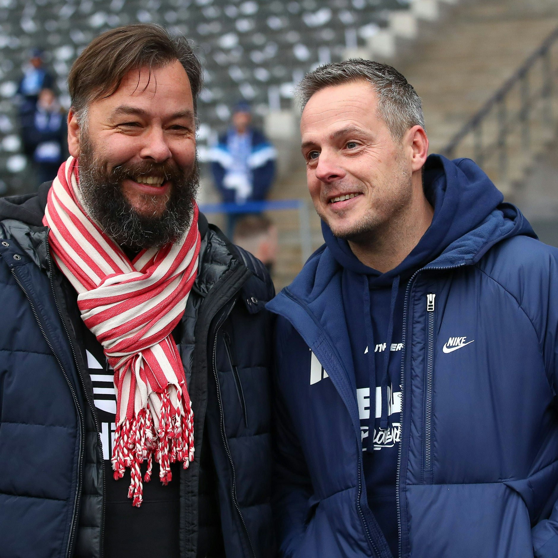 Ein netter Plausch vor dem Anpfiff des Derbys mit Unions Pressesprecher Christian Arbeit. Thermojacke, aber diesmal darunter ein dunkelblauer Kapuzenpulli.