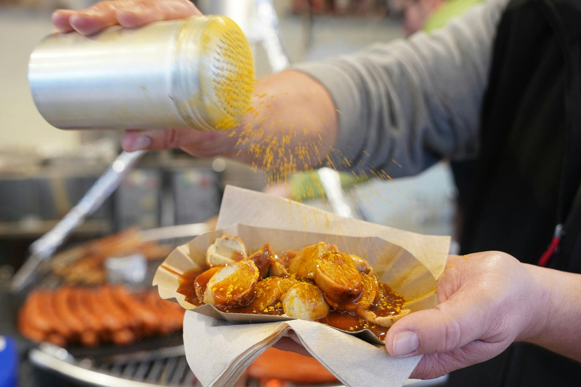 Na, noch Appetit? Nachrichten über Hühner-Separatorenfleisch in der Currywurst könnten einem die Lust daran nehmen.