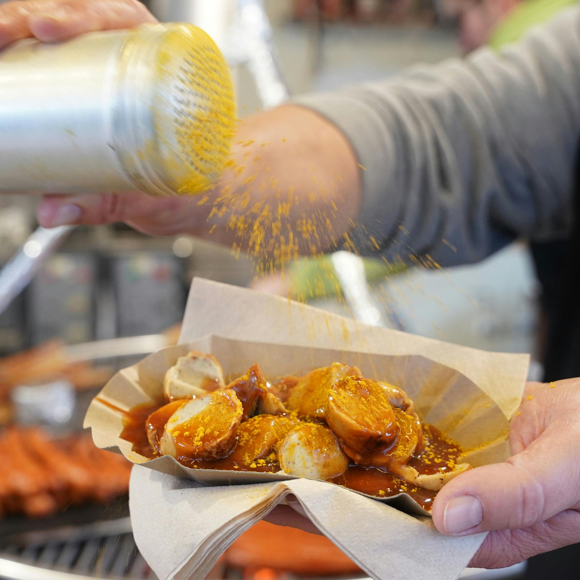 Eine klassische Currywurst: würzig und lecker 