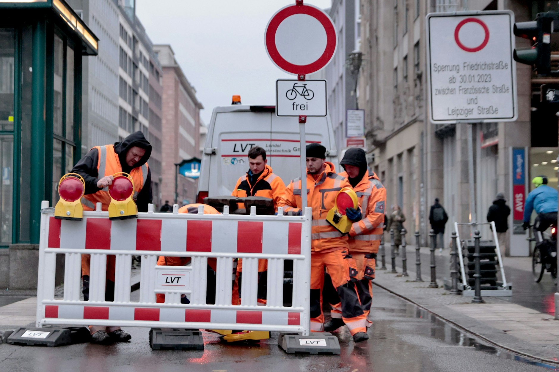 30. Januar 2023: Am Morgen stellen Bautrupps Sperren auf der Friedrichstraße auf. Ein knapp 500 Meter langer Abschnitt soll dauerhaft für Fußgänger geöffnet werden. Fahrräder und E-Scooter sind auch erlaubt.