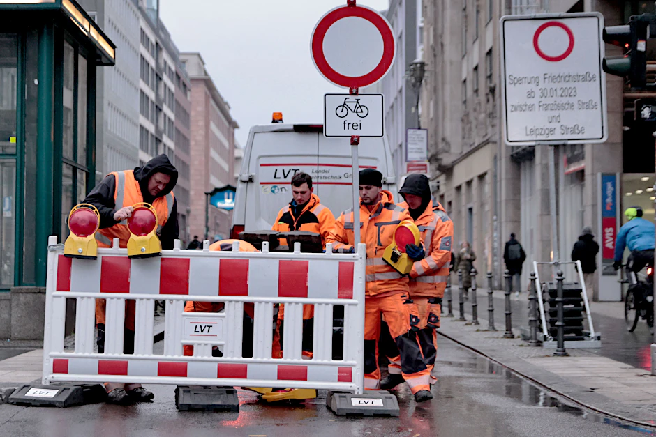 30. Januar 2023: Bautrupps stellen Sperren auf der Friedrichstraße auf. Ein knapp 600 Meter langer Abschnitt ist nun wieder für Kraftfahrzeuge gesperrt.&nbsp;