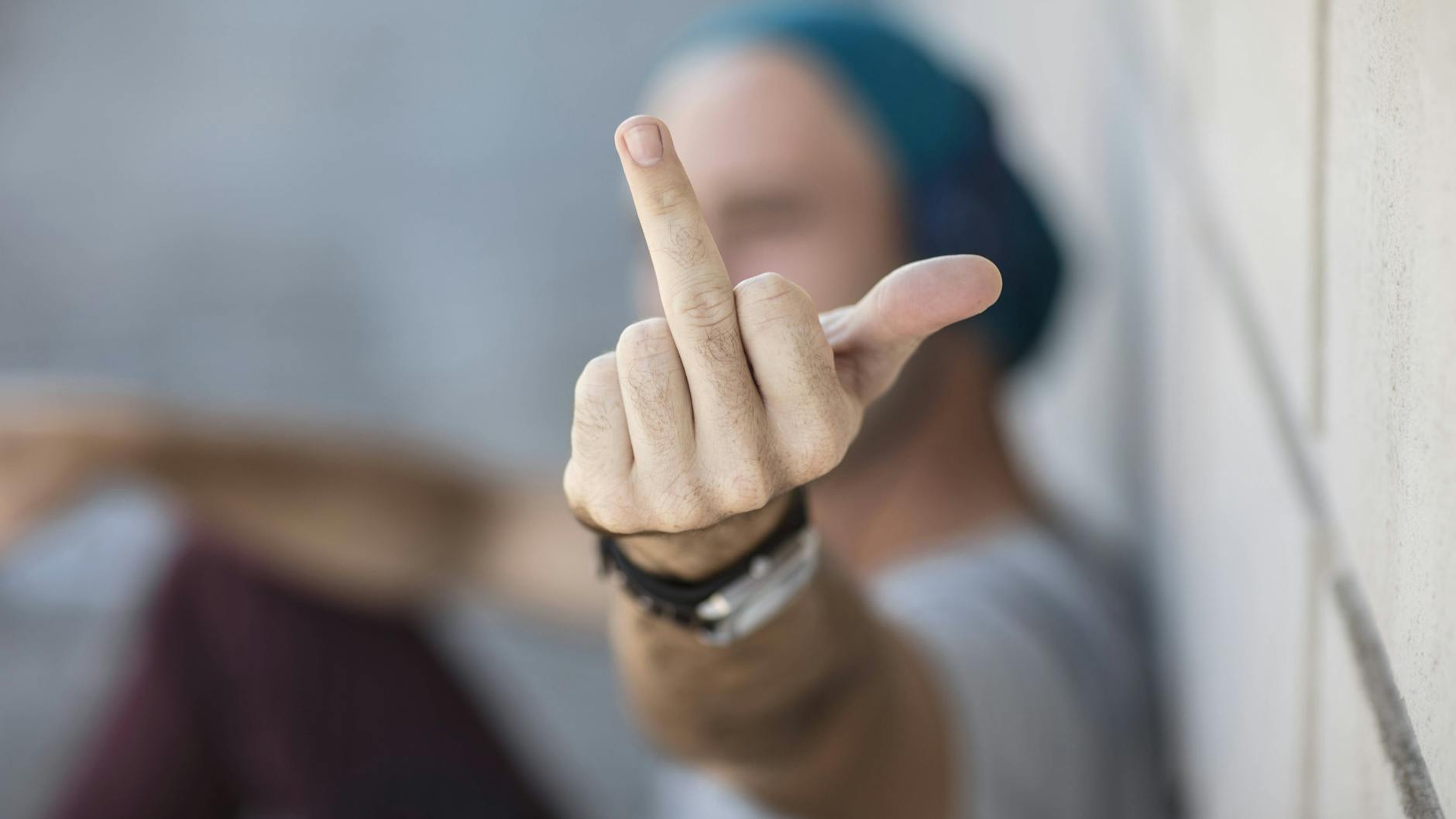 Der Klassiker unter den beleidigenden Gesten: Der Stinkefinger.