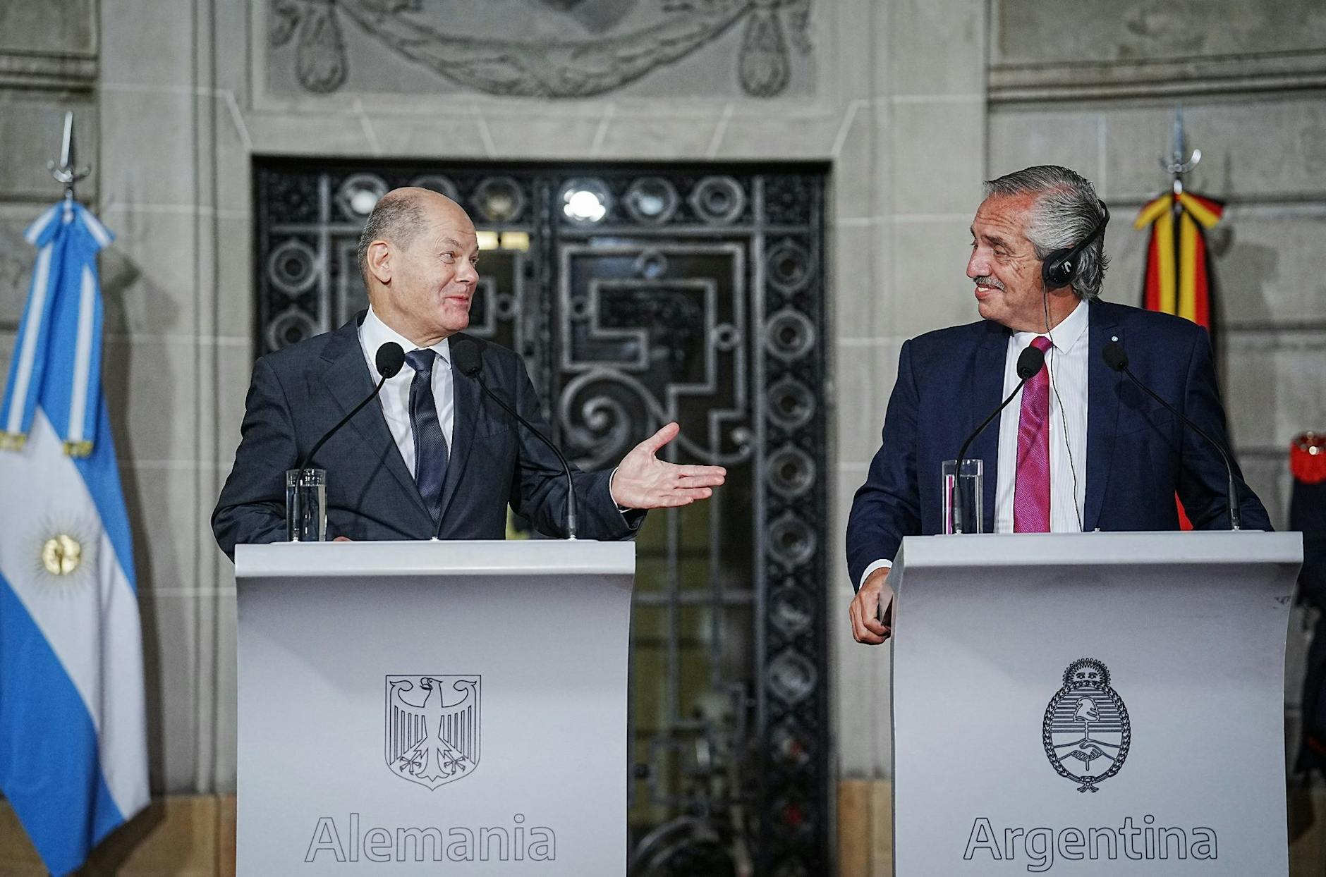 Bundeskanzler Olaf Scholz (l) und der argentinische Präsident Alberto Ángel Fernández geben nach ihren Gesprächen eine Pressekonferenz.