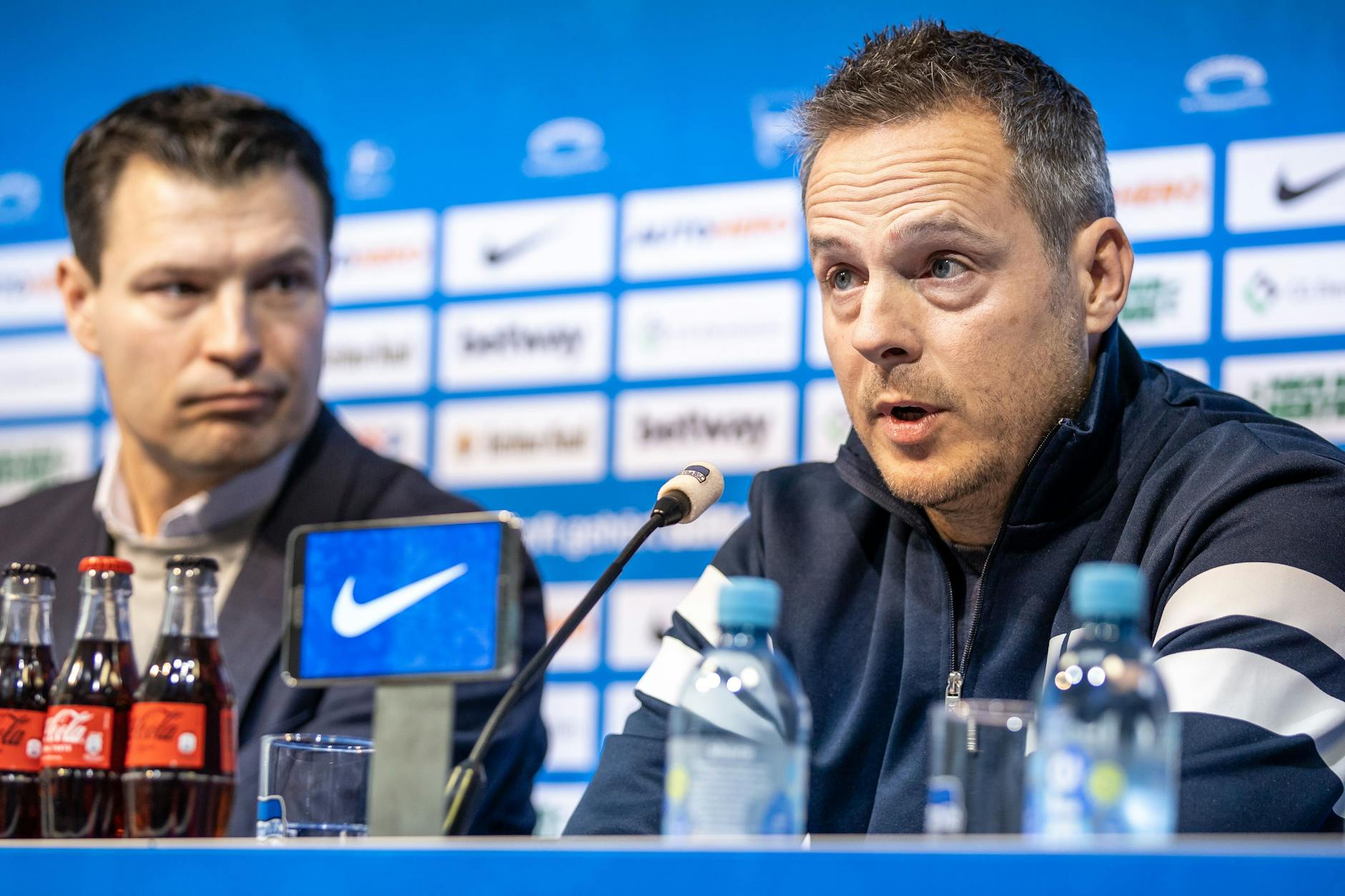 Hertha-Präsident Kay Bernstein (r.) stellt Benjamin Weber als neuen Sportdirektor des Klubs vor.