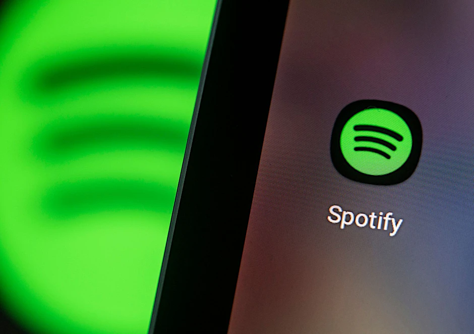 ARCHIV - Das Logo der Spotify-App ist auf einem Smartphone: Der Musikstreamingdienst baut Belegschaft ab.  