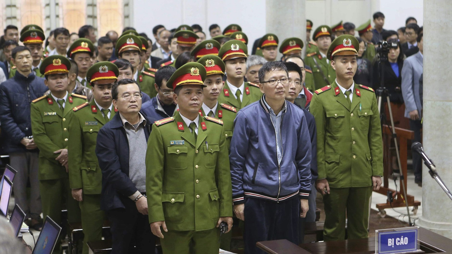 Der vietnamesische Geschäftsmann, Trinh Xuan Thanh (1. Reihe, Mitte), steht am 8. Januar 2018 in Hanoi (Vietnam) für seine Anhörung in einem Gerichtssaal.