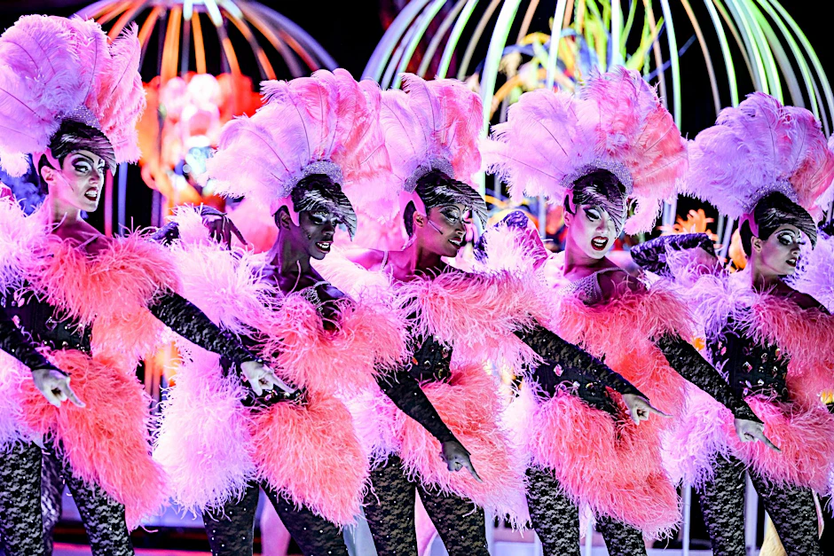 ARCHIV - Tänzerinnen des Ensembles beim Musical «La Cage Aux Folles» (Ein Käfig voller Narren) in der Komischen Oper auf der Bühne.  