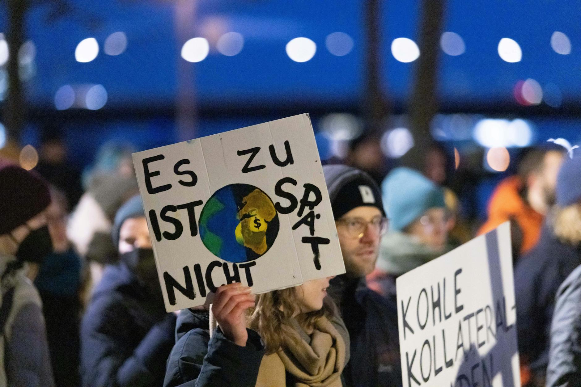 Zu spät oder nicht zu spät? Schild auf einer Klimademo Anfang 2023.