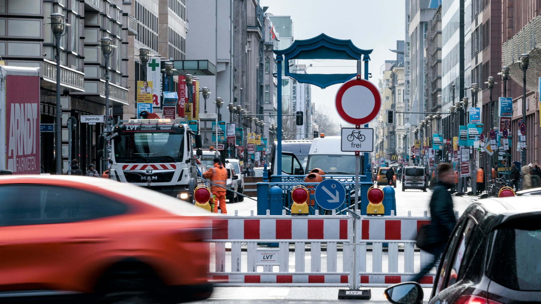 Autos fahren auf der Kreuzung Französische, Ecke Friedrichstraße an der Absperrung vorbei. Ein 500 Meter langer Abschnitt der Berliner Friedrichstraße wurde jetzt zur Fußgängerzone erklärt und damit erneut für den Autoverkehr gesperrt.