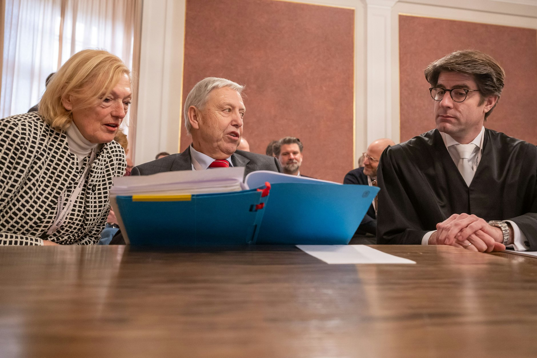 Die Kläger Margarete und Andreas Berberich mit ihrem Anwalt Nils Körber (r.).