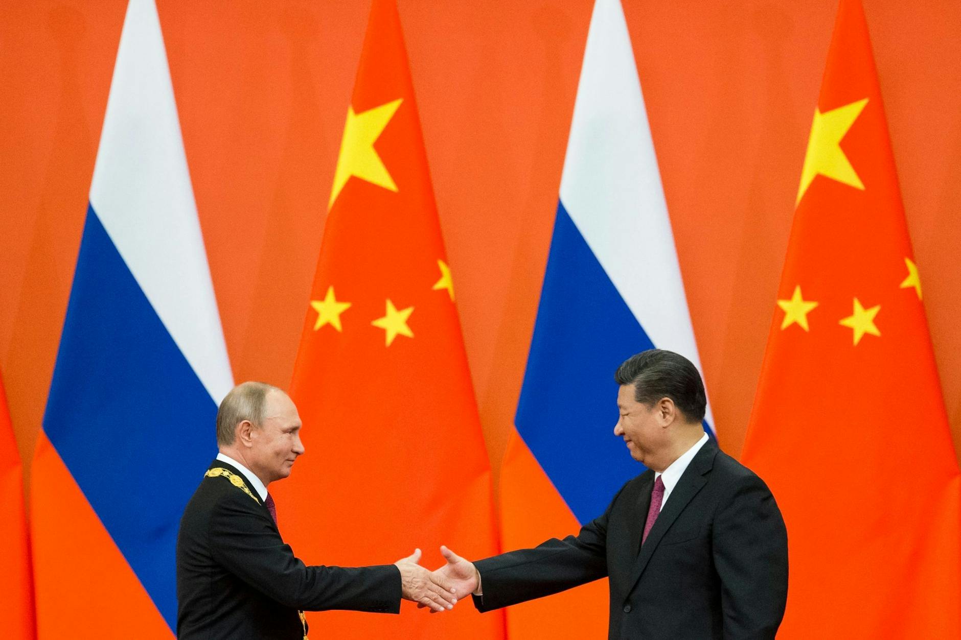 Russlands Präsident Wladimir Putin (l.) und Chinas Staats- und Parteichef Xi Jinping bei einem Treffen in Peking im Juni 2018