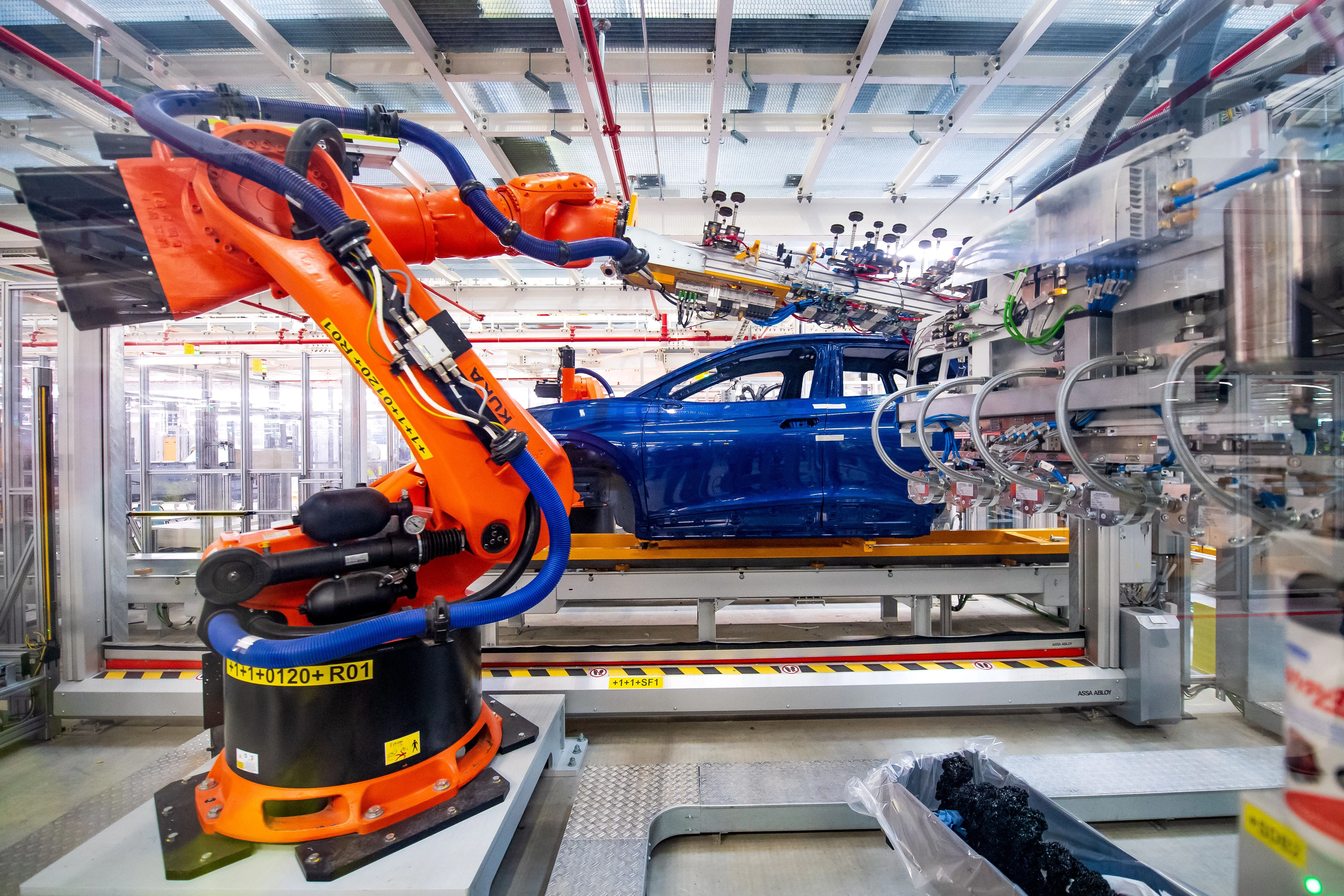 Roboter montieren im VW-Werk Bauteile des ID4.
