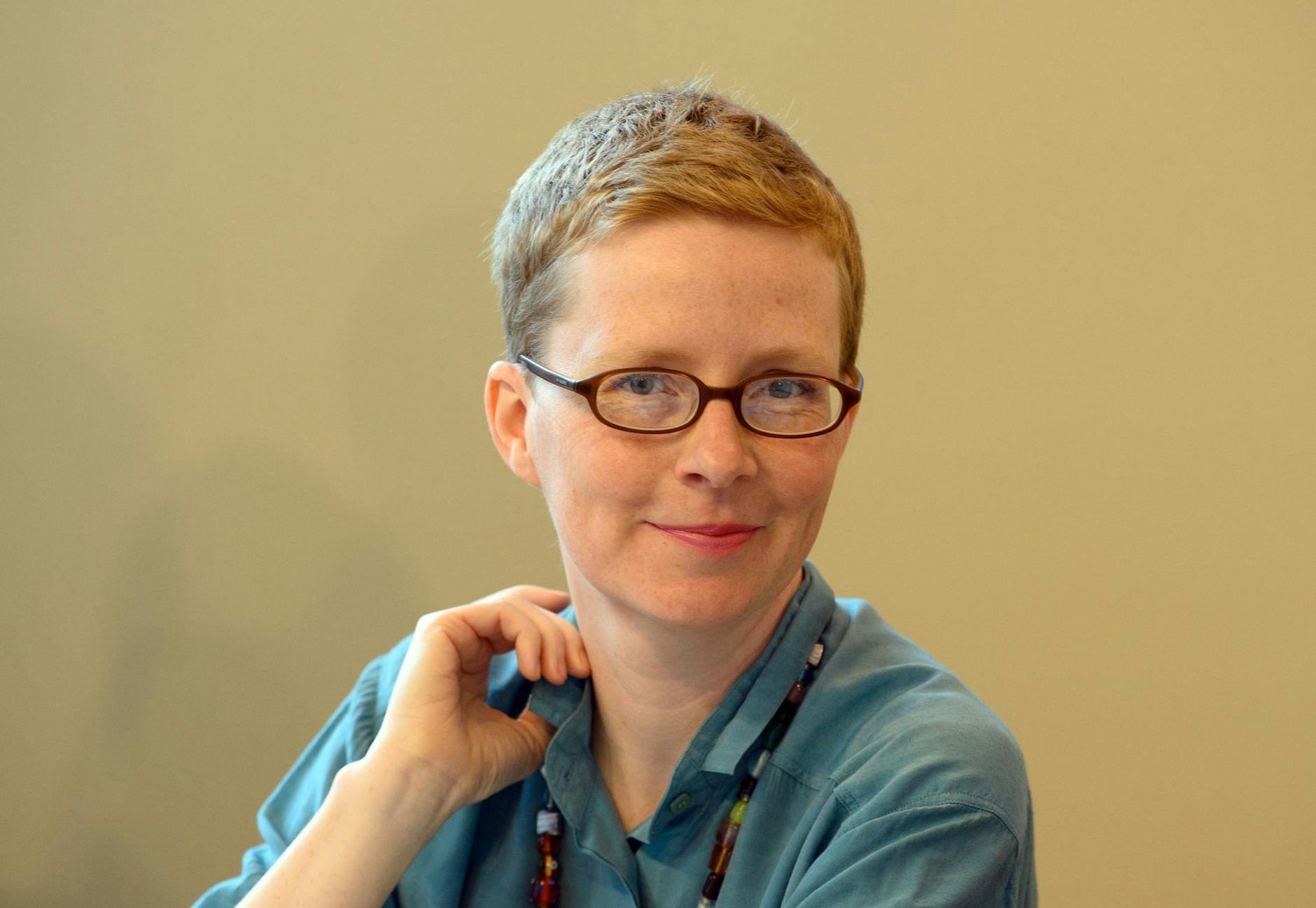 ARCHIV - Judith Zander, Preisträgerin des diesjährigen Fontane-Literaturpreises, wartet auf den Beginn der Pressekonferenz zur Bekanntgabe der Juryentscheidung.