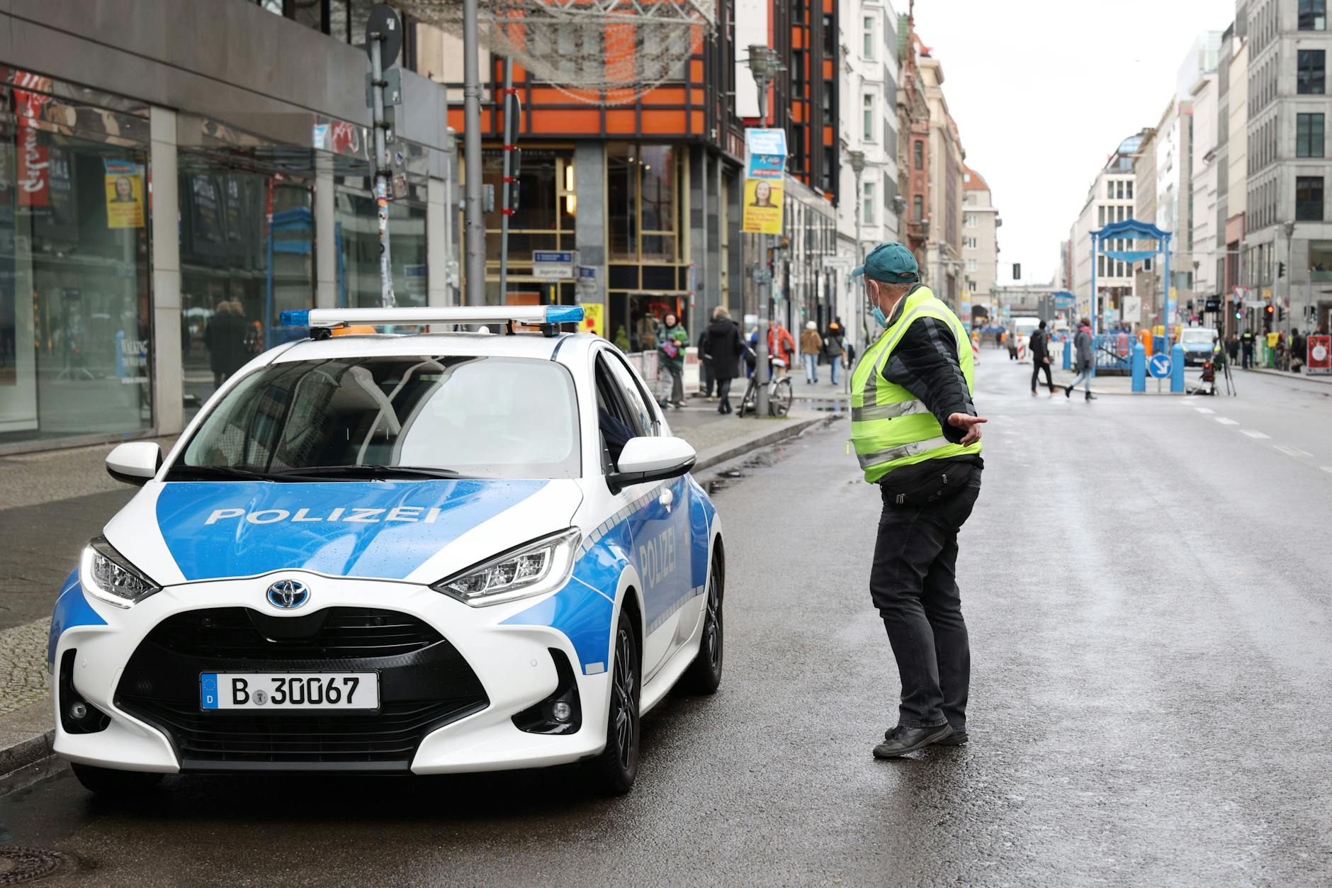 Die Friedrichstraße ist seit heute zwischen Französischer und Leipziger Straße wieder autofrei. Die Polizei kontrolliert.