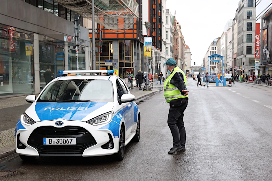 Die Friedrichstraße ist seit heute zwischen Französischer und Leipziger Straße wieder autofrei. Die Polizei kontrolliert.